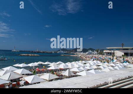 Cannes, Frankreich - August 3,2021: An einem warmen, sonnigen Tag entspannen sich die Menschenmassen am berühmten Strand Plage des Rochers in Cannes in Frankreich. Stockfoto