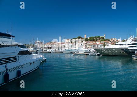 Verankerte Luxusyacht im Hafen von Cannes in Provence-Alpes-Cote d'Azur, Frankreich Stockfoto