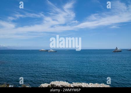 Ein Panoramablick auf die französische riviera, gesäumt von Yachten und Booten im blauen Mittelmeer Stockfoto