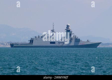 6.700 Tonnen italienische Marinefregatte „Carabiniere“ F593 ein Schiff der Carlo Bergamini-Klasse vor Anker im Hafen von Salerno. Stockfoto