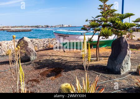 Caleta de Fuste vom Beach Club Chiringuito La Isla auf einer kleinen Insel vor dem Strand La Guirra auf der Kanarischen Insel Fuerteventura, Spanien Stockfoto