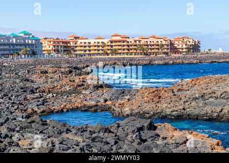 Ferienwohnungen neben dem vulkanischen Strand Caleta del Espino in Caleta de Fuste auf der Kanarischen Insel Fuerteventura, Spanien Stockfoto