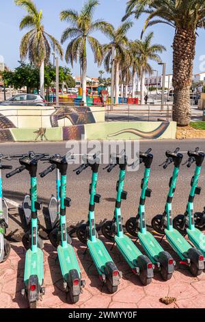 Hoppy elektrische E-Scooter können bei Caleta de Fuste auf der Kanarischen Insel Fuerteventura, Spanien, gemietet werden Stockfoto