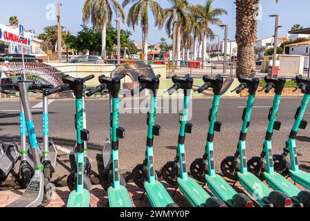 Hoppy elektrische E-Scooter können bei Caleta de Fuste auf der Kanarischen Insel Fuerteventura, Spanien, gemietet werden Stockfoto