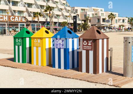 Verschiedene Recyclingbehälter am Strand von Caleta de Fuste an der Ostküste der Kanarischen Insel Fuerteventura, Spanien Stockfoto