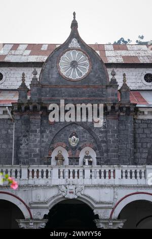 Alte religiöse Skulpturen im Innenhof des Klosters, Kirche unserer Lieben Frau vom Rosenkranz von Agua Santa, Ecuador Stockfoto