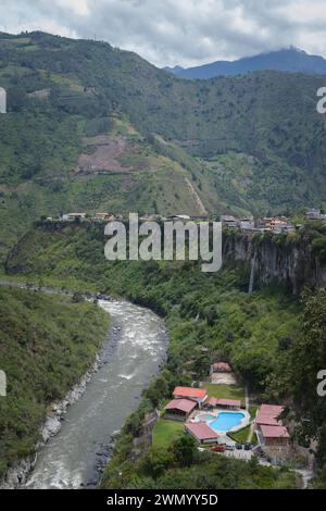 Blauer Außenpool in der Nähe des Gebirgsflusses im kleinen Dorf Banos de Agua Santa, Ecuador Stockfoto