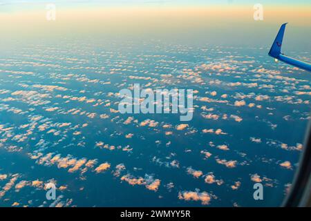 Abendliche Wolkenlandschaft über der Kanarischen Insel Lanzarote, Spanien von einem vorbeifahrenden Flugzeug der Tui Boeing 737 in Richtung Sonnenuntergang. Stockfoto