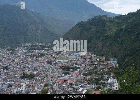 Blick von oben auf das kleine Dorf in den Anden, Baños de Agua Santa, Ecuador Stockfoto