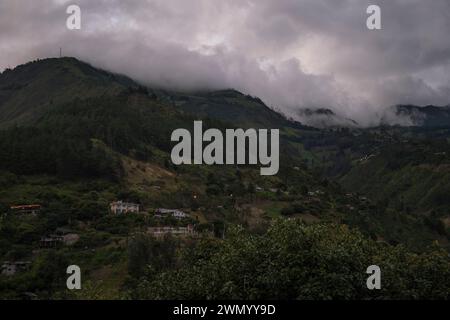 Typische Gebäude in den Bergen bei Nacht, Banos de Agua Santa, Ecuador Stockfoto
