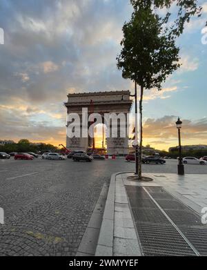 Paris, Frankreich - 31. Juli 2021: Wunderschöner Sonnenuntergang und farbenfroher Himmel über dem Triumphbogen, der gerade auf den Champs-Elysées in Paris renoviert wird Stockfoto