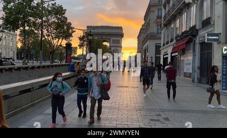 Paris, Frankreich - 31. Juli 2021: Wunderschöner Sonnenuntergang und farbenfroher Himmel über dem Triumphbogen, der gerade auf den Champs-Elysées in Paris renoviert wird Stockfoto