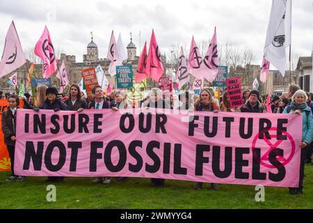 London, England, Großbritannien. Februar 2024. Die Demonstranten beginnen den marsch in der Nähe des Tower of London. Aktivisten der Extinction Rebellion marschierten am 3. Tag ihrer Versicherungswoche in der City of London, dem Finanzviertel der Hauptstadt, und forderten Unternehmen auf, die Versicherung von Projekten mit fossilen Brennstoffen einzustellen. (Kreditbild: © Vuk Valcic/ZUMA Press Wire) NUR REDAKTIONELLE VERWENDUNG! Nicht für kommerzielle ZWECKE! Stockfoto