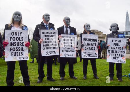 London, England, Großbritannien. Februar 2024. Die Demonstranten beginnen den marsch in der Nähe des Tower of London. Aktivisten der Extinction Rebellion marschierten am 3. Tag ihrer Versicherungswoche in der City of London, dem Finanzviertel der Hauptstadt, und forderten Unternehmen auf, die Versicherung von Projekten mit fossilen Brennstoffen einzustellen. (Kreditbild: © Vuk Valcic/ZUMA Press Wire) NUR REDAKTIONELLE VERWENDUNG! Nicht für kommerzielle ZWECKE! Stockfoto