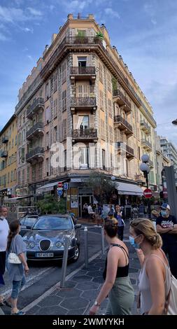 Nizza, Frankreich: August 4,2022: Blick auf den Place Massena mit roten Gebäuden und Brunnen in Nizza, Frankreich Stockfoto