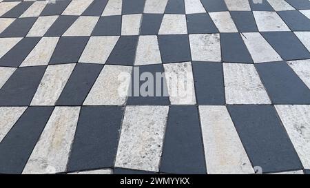 Nizza, Frankreich: August 4,2022: Blick auf den Place Massena mit roten Gebäuden und Brunnen in Nizza, Frankreich Stockfoto