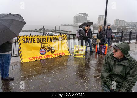 Cardiff, Wales. UK. Februar 2024. Walisische Bauern versammeln sich vor dem Senedd in Cardiff Bay, um gegen geplante Änderungen der Agrarsubventionen in Cardiff, Wales, zu protestieren. UK. Quelle: Haydn Denman/Alamy Live News. Stockfoto