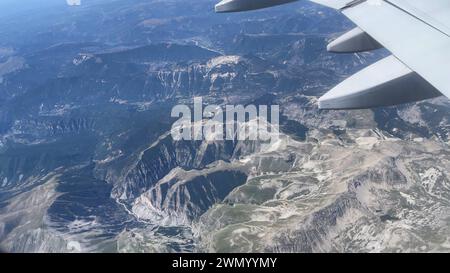 Wunderschöne Landschaft der französischen alpen und des kaskadierenden Flusses darunter, aus dem Fenster eines Flugzeugs an einem klaren, sonnigen Tag Stockfoto