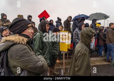 Cardiff, Wales. UK. Februar 2024. Walisische Bauern versammeln sich vor dem Senedd in Cardiff Bay, um gegen geplante Änderungen der Agrarsubventionen in Cardiff, Wales, zu protestieren. UK. Quelle: Haydn Denman/Alamy Live News. Stockfoto