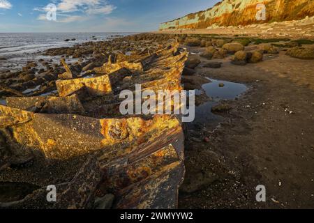 Old Hunstanton, Norfolk, England, Vereinigtes Königreich - das Schiffswrack des Dampftrawlers Sheraton, der am Strand am St. Edmund's Point unter den Klippen liegt Stockfoto