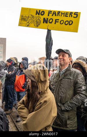 Cardiff, Wales. UK. Februar 2024. Walisische Bauern versammeln sich vor dem Senedd in Cardiff Bay, um gegen geplante Änderungen der Agrarsubventionen in Cardiff, Wales, zu protestieren. UK. Quelle: Haydn Denman/Alamy Live News. Stockfoto