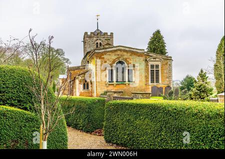 Ein Blick auf das Kirchenschiff Ende des 18. Jahrhunderts All Saints Kirche in Lamport, Northamptonshire, Großbritannien an einem Wintertag Stockfoto