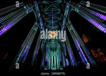 IMMERSIVE VORSTELLUNG IN DER KIRCHE SAINT EUSTACHE IN PARIS Stockfoto