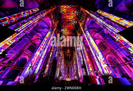 IMMERSIVE VORSTELLUNG IN DER KIRCHE SAINT EUSTACHE IN PARIS Stockfoto