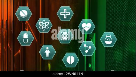 Abbildung: Technische Symbole in Sechsecken und Zeilen über Servern Stockfoto