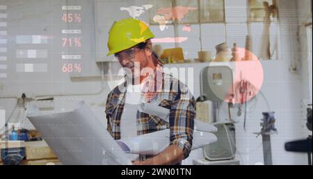 Bild der Datenverarbeitung über kaukasischen männlichen Architekten, die Pläne im Atelier halten Stockfoto