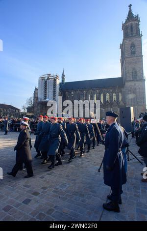 Magdeburg, Deutschland. Februar 2024. Rekruten marschieren auf den Domplatz in Magdeburg. Rund 150 Rekruten aus den Logistikbataillonen Burg in Sachsen-Anhalt, Beelitz in Brandenburg und Delmenhorst in Niedersachsen wurden in der Innenstadt der Landeshauptstadt Sachsen-Anhalt vereidigt. Quelle: Klaus-Dietmar Gabbert/dpa/Alamy Live News Stockfoto