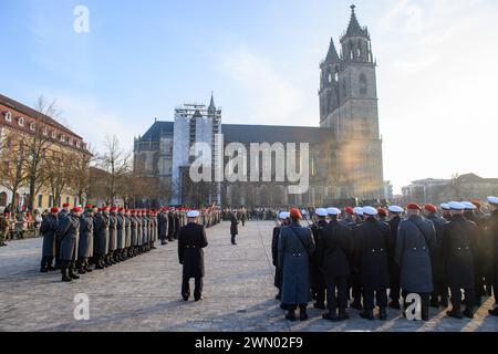 Magdeburg, Deutschland. Februar 2024. Soldaten stehen auf dem Domplatz in Magdeburg. Rund 150 Rekruten aus den Logistikbataillonen Burg in Sachsen-Anhalt, Beelitz in Brandenburg und Delmenhorst in Niedersachsen wurden in der Innenstadt der Landeshauptstadt Sachsen-Anhalt vereidigt. Quelle: Klaus-Dietmar Gabbert/dpa/Alamy Live News Stockfoto