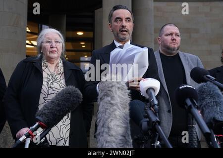 Anwältin Aamer Anwar, neben Mutter Margaret Caldwell und anderen Familienmitgliedern, liest vor dem Obersten Gericht von Glasgow eine Erklärung vor, in der Iain Packer wegen Mordes an Emma Caldwell im Jahr 2005 für schuldig befunden wurde. Bild: Mittwoch, 28. Februar 2024. Stockfoto