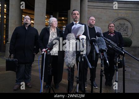 Anwältin Aamer Anwar, neben Mutter Margaret Caldwell und anderen Familienmitgliedern, liest vor dem Obersten Gericht von Glasgow eine Erklärung vor, in der Iain Packer wegen Mordes an Emma Caldwell im Jahr 2005 für schuldig befunden wurde. Bild: Mittwoch, 28. Februar 2024. Stockfoto