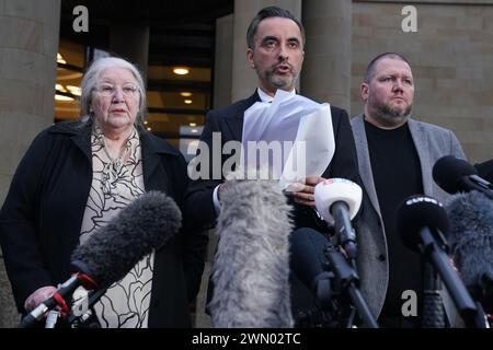 Anwältin Aamer Anwar, neben Mutter Margaret Caldwell und anderen Familienmitgliedern, liest vor dem Obersten Gericht von Glasgow eine Erklärung vor, in der Iain Packer wegen Mordes an Emma Caldwell im Jahr 2005 für schuldig befunden wurde. Bild: Mittwoch, 28. Februar 2024. Stockfoto