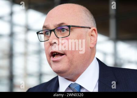 Cardiff, Wales, Vereinigtes Königreich – Mittwoch, 28. Februar 2024 – Paul Davies MS walisisches konservatives Mitglied für Preseli Pembrokeshire trifft auf den Protest der Bauern vor dem Senedd – die walisischen Bauern protestieren gegen das von der walisischen Regierung vorgeschlagene Sustainable Farming Scheme (SFS). Foto Steven May / Alamy Live News Stockfoto