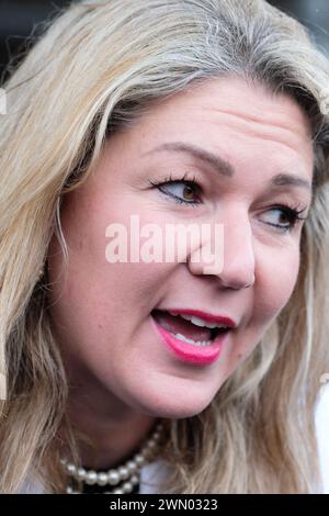 Cardiff, Wales, Vereinigtes Königreich – Mittwoch, 28. Februar 2024 – Laura Anne Jones MS Walisisches konservatives Mitglied für South Wales East trifft auf die Bauernproteste vor dem Senedd – die walisischen Bauern protestieren gegen das von der walisischen Regierung vorgeschlagene Sustainable Farming Scheme ( SFS ). Foto Steven May / Alamy Live News Stockfoto