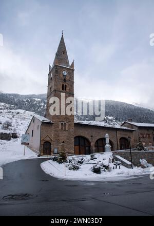 Ein Glockenturm und das Denkmal für die gefallenen Soldaten des Ersten Weltkriegs in Lanslebourg, einer kleinen, malerischen Stadt in den französischen Alpen Stockfoto