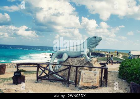 ISLA MUJERES, MEXIKO, 20. Februar 2016: Statue des großen schwarzen Stachelschwanzleguans auf Punta Sur, Isla Mujeres Island mit Karibikmeer im Hintergrund. Stockfoto