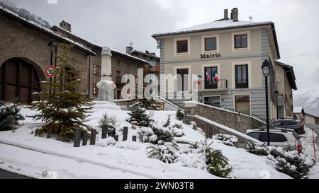 Das Denkmal für die gefallenen Soldaten des Ersten Weltkriegs vor dem Rathaus von Lanslebourg, einer kleinen, malerischen Stadt in den französischen Alpen Stockfoto