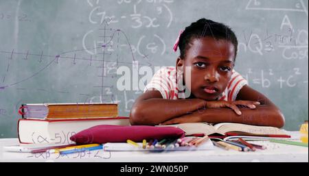 Das digitale Bild eines Schülers mit mathematischen Gleichungen symbolisiert die Schulbildung. Stockfoto