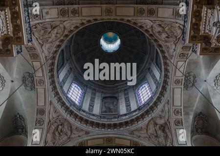 Paris, Frankreich, 2024. Die Kuppel über der Kreuzung der Kirche Saint-Paul-Saint-Louis im historischen Marais-Viertel (4. Arrondissement) Stockfoto
