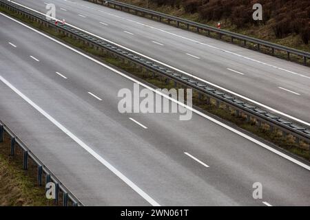 Cigacice, Polen. Februar 2024. Auf dem S3 Expressway in Cigacice sind Fahrspuren zu sehen. Die Schnellstraße S3 ist eine polnische Strecke, die von Œwinoujœcie an der Ostsee über Szczecin, Gorzów Wielkopolski, Zielona Góra und Legnica bis zur Grenze zur Tschechischen Republik führen soll, wo sie an die geplante Autobahn D11 anschließt. (Foto: Karol Serewis/SOPA Images/SIPA USA) Credit: SIPA USA/Alamy Live News Stockfoto