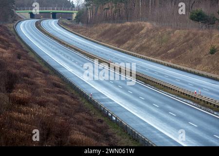 Cigacice, Polen. Februar 2024. Ein allgemeiner Blick auf den S3 Expressway in Cigacice. Die Schnellstraße S3 ist eine polnische Strecke, die von Œwinoujœcie an der Ostsee über Szczecin, Gorzów Wielkopolski, Zielona Góra und Legnica bis zur Grenze zur Tschechischen Republik führen soll, wo sie an die geplante Autobahn D11 anschließt. (Foto: Karol Serewis/SOPA Images/SIPA USA) Credit: SIPA USA/Alamy Live News Stockfoto