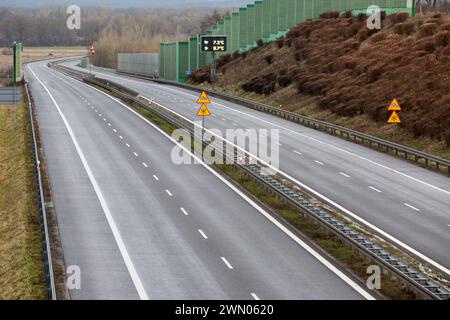 Cigacice, Polen. Februar 2024. Ein allgemeiner Blick auf den S3 Expressway in Cigacice. Die Schnellstraße S3 ist eine polnische Strecke, die von Œwinoujœcie an der Ostsee über Szczecin, Gorzów Wielkopolski, Zielona Góra und Legnica bis zur Grenze zur Tschechischen Republik führen soll, wo sie an die geplante Autobahn D11 anschließt. (Foto: Karol Serewis/SOPA Images/SIPA USA) Credit: SIPA USA/Alamy Live News Stockfoto