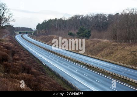 Cigacice, Polen. Februar 2024. Ein allgemeiner Blick auf den S3 Expressway in Cigacice. Die Schnellstraße S3 ist eine polnische Strecke, die von Œwinoujœcie an der Ostsee über Szczecin, Gorzów Wielkopolski, Zielona Góra und Legnica bis zur Grenze zur Tschechischen Republik führen soll, wo sie an die geplante Autobahn D11 anschließt. (Foto: Karol Serewis/SOPA Images/SIPA USA) Credit: SIPA USA/Alamy Live News Stockfoto