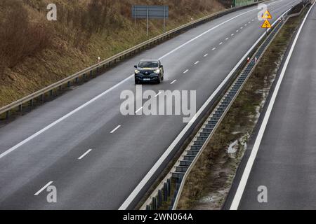 Cigacice, Polen. Februar 2024. Ein Fahrzeug fährt auf dem S3 Expressway in Cigacice. Die Schnellstraße S3 ist eine polnische Strecke, die von Œwinoujœcie an der Ostsee über Szczecin, Gorzów Wielkopolski, Zielona Góra und Legnica bis zur Grenze zur Tschechischen Republik führen soll, wo sie an die geplante Autobahn D11 anschließt. (Foto: Karol Serewis/SOPA Images/SIPA USA) Credit: SIPA USA/Alamy Live News Stockfoto