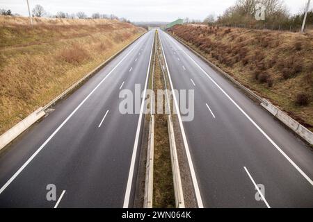 Cigacice, Polen. Februar 2024. Ein allgemeiner Blick auf den S3 Expressway in Cigacice. Die Schnellstraße S3 ist eine polnische Strecke, die von Œwinoujœcie an der Ostsee über Szczecin, Gorzów Wielkopolski, Zielona Góra und Legnica bis zur Grenze zur Tschechischen Republik führen soll, wo sie an die geplante Autobahn D11 anschließt. (Foto: Karol Serewis/SOPA Images/SIPA USA) Credit: SIPA USA/Alamy Live News Stockfoto