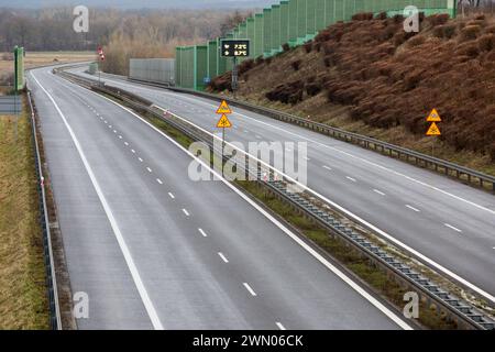 Cigacice, Woiwodschaft Lubusz, Polen. Februar 2024. Ein allgemeiner Blick auf den S3 Expressway in Cigacice. Die Schnellstraße S3 ist eine polnische Strecke, die von Å'winoujÅ"cie an der Ostsee durch Szczecin, GorzÃ³w Wielkopolski, Zielona GÃ³ra und Legnica bis zur Grenze zur Tschechischen Republik führen soll, wo sie an die geplante Autobahn D11 anschließt. (Credit Image: © Karol Serewis/SOPA Images via ZUMA Press Wire) NUR REDAKTIONELLE VERWENDUNG! Nicht für kommerzielle ZWECKE! Stockfoto