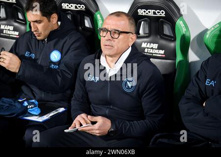 Reggio Emilia, Italien. Februar 2024. Foto Massimo Paolone/LaPresse 28. Februar 2024 - Reggio Emilia, Italia - Sport, calcio - Sassuolo vs Napoli - Campionato italiano di calcio Serie A TIM 2023/2024 - Stadio Mapei citt&#xe0; del Tricolore. Nella Foto: Francesco Calzona (SSC Neapel); 28. Februar 2024 Reggio Emilia, Italien - Sport, calcio - Sassuolo vs Napoli - italienische Fußballmeisterschaft der Serie A 2023/2024 - Mapei Stadium. Auf dem Bild: Francesco Calzona (SSC Neapel); Credit: LaPresse/Alamy Live News Stockfoto